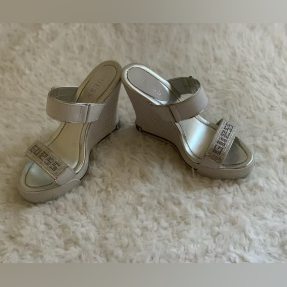 Guess 
Size: 6 
Color: White Synthetic 😍